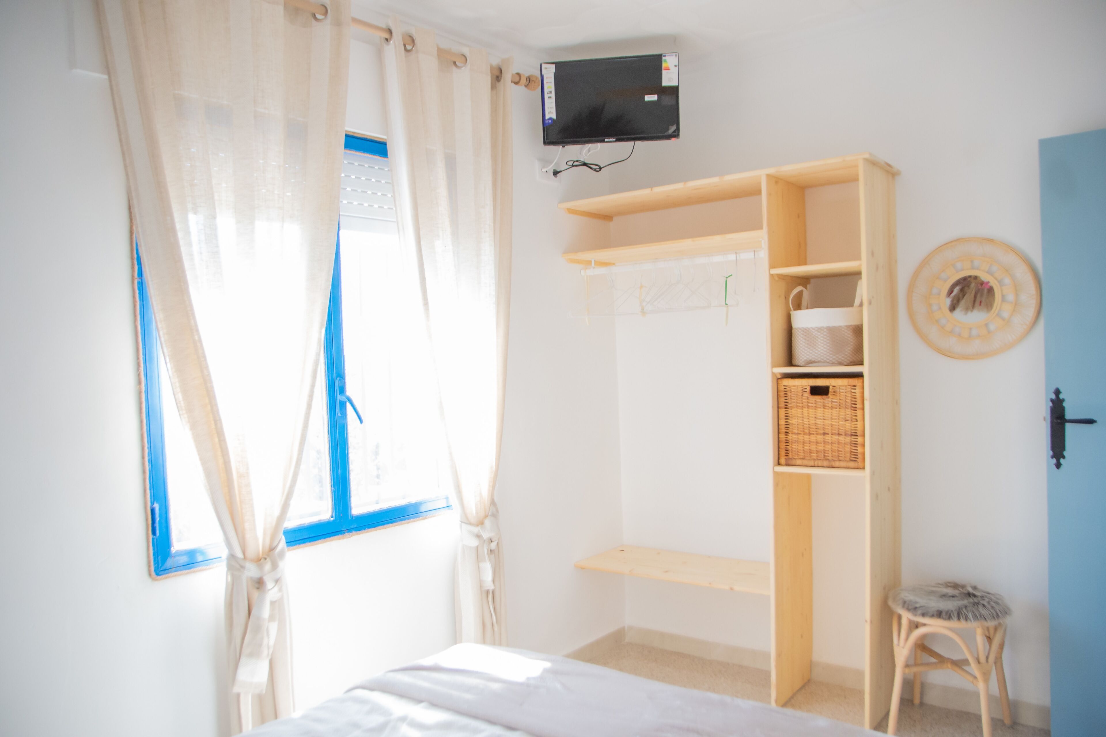 3 soverom, skrivebord, strykejern/-brett og reiseseng for barn