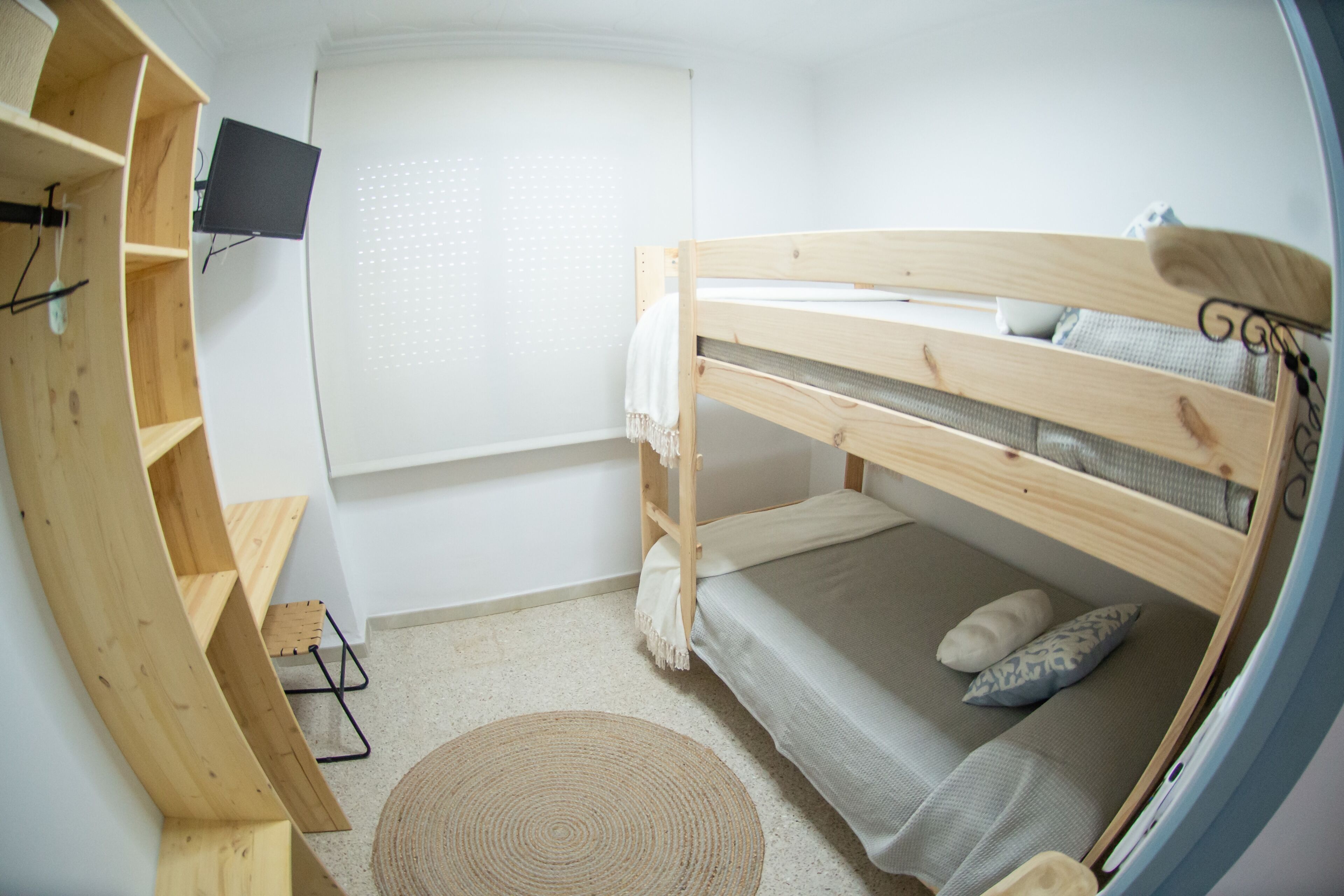 3 slaapkamers, een bureau, een strijkplank/strijkijzer, reisbedje