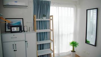 Condo, 2 Bedrooms, Balcony, City View | Ruang tamu