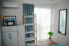 Condo, 2 Bedrooms, Balcony, City View | Ruang tamu