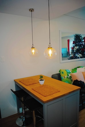 Huoneisto, 2 makuuhuonetta, parveke, kaupunkinäköala | Olohuone