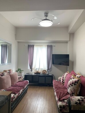 Condo, 2 Bedrooms, Balcony, City View | Ruang tamu
