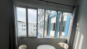 共用宿舍, 1 間臥室, 泳池景觀 | 餐廳