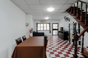 House, 2 Bedrooms, City View | Dining room