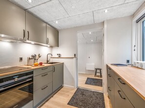 Fridge, microwave, dishwasher, cookware/dishes/utensils