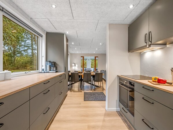 Fridge, microwave, dishwasher, cookware/dishes/utensils