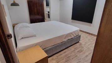 Deluxe Apartment | Desk, laptop workspace, iron/ironing board, free WiFi
