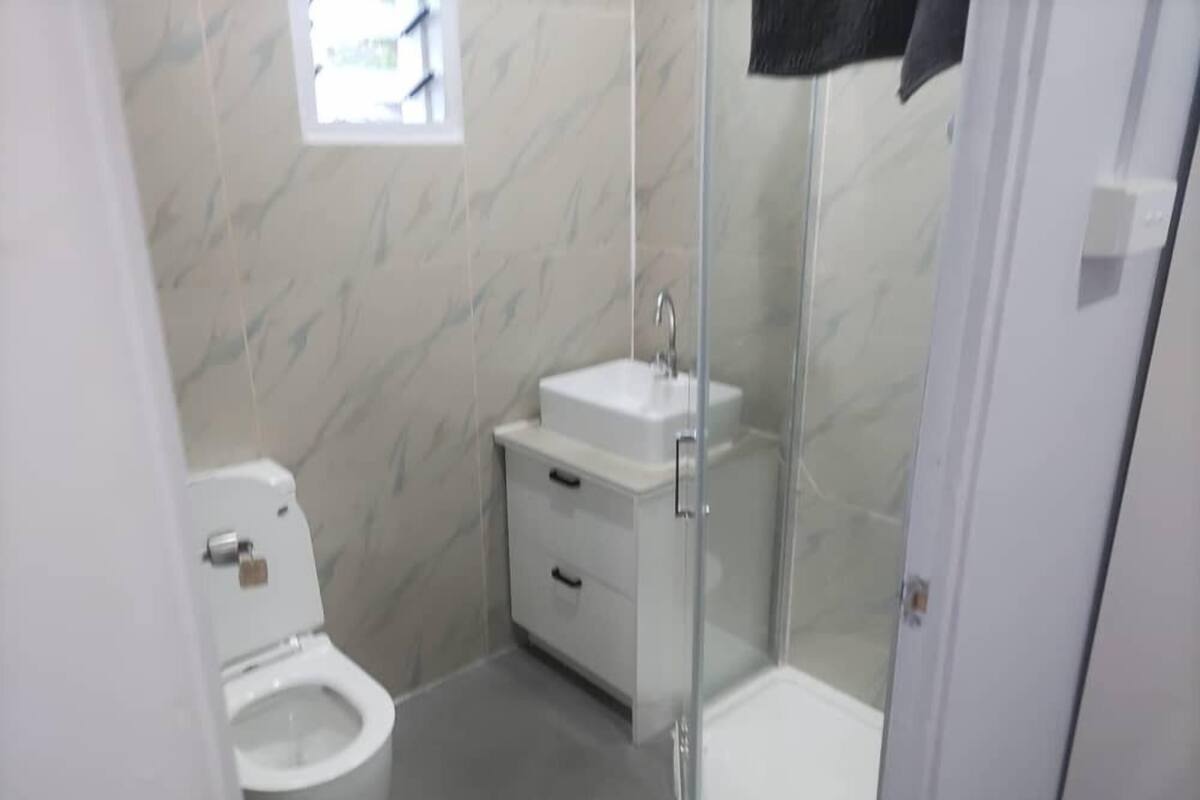Economy-Studiosuite, Balkon, Stadtblick | Badezimmer