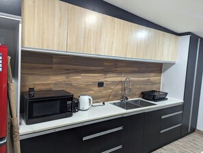 Full-sized fridge, microwave, oven, stovetop - Sigatoka Lodge (Sigatoka)