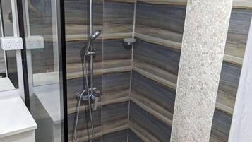 Deluxe Apartment | Bathroom | Slippers, towels, soap, shampoo