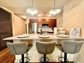 ثلاجة، ميكروويف، فرن، غسالة أطباق