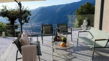 Villa, Seeblick | Hochwertige Bettwaren, Daunenbettdecken, Bügeleisen/Bügelbrett