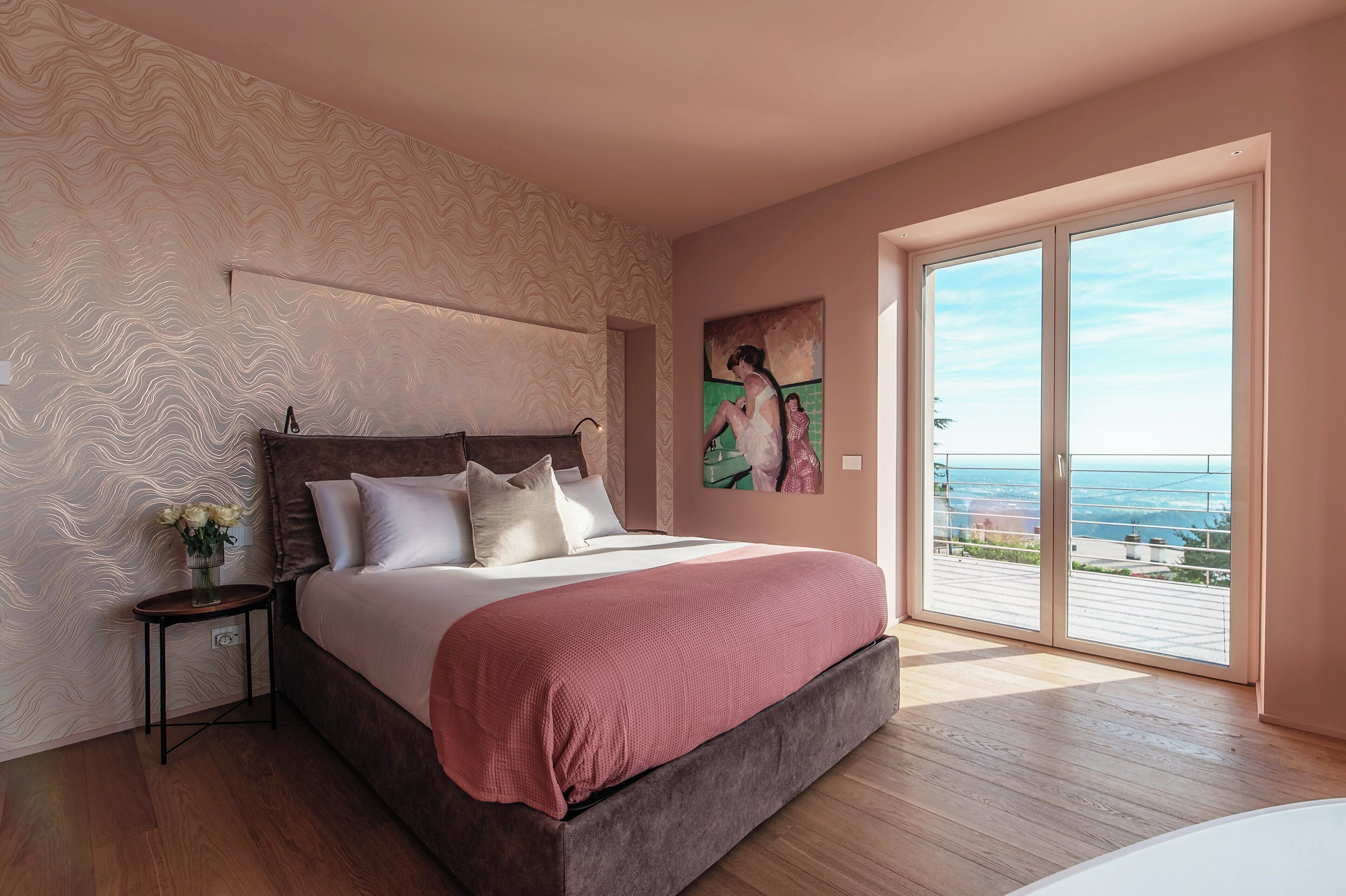 Luxe beddengoed, donzen dekbedden, een strijkplank/strijkijzer