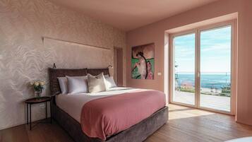 Luxe beddengoed, donzen dekbedden, een strijkplank/strijkijzer