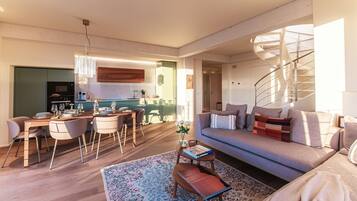 Villa, Lake View | Premium bedding, down comforters, iron/ironing board, cribs/infant beds