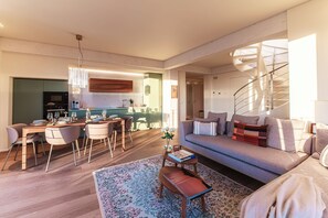 أغطية فراش متميزة وألحفة محشوة بالريش ومكواة/لوح كي وأسرّة أطفال/رضّع