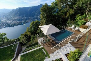 A rooftop pool with a view of a lake and mountains. - Villa Rossa (Brunate)