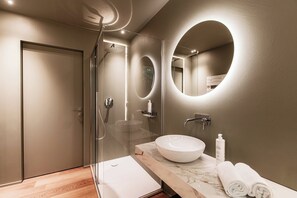 Villa, Lake View | Bathroom | Shower, free toiletries, hair dryer, bidet - Villa Rossa (Brunate)