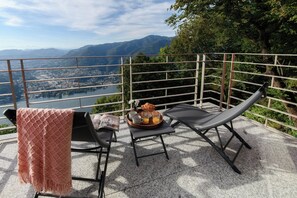 أغطية فراش متميزة وألحفة محشوة بالريش ومكواة/لوح كي وأسرّة أطفال/رضّع