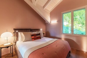 أغطية فراش متميزة وألحفة محشوة بالريش ومكواة/لوح كي وأسرّة أطفال/رضّع