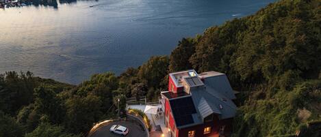 Villa, utsikt mot innsjø | Eksteriør