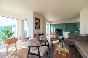 Villa, vue sur le lac | Aire de séjour | Téléviseur à écran plat de 30 po avec télévision numérique
