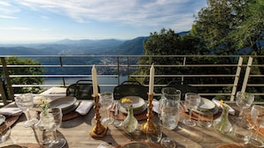 Ein Esstisch, gedeckt für eine Mahlzeit, mit einer herrlichen Bergblick im Hintergrund.