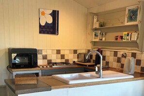 Kjøleskap, mikrobølgeovn, kokeplater og vannkoker