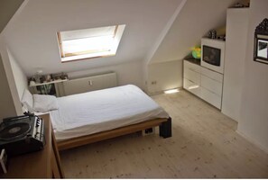 1 chambre, fer et planche à repasser, literie fournie