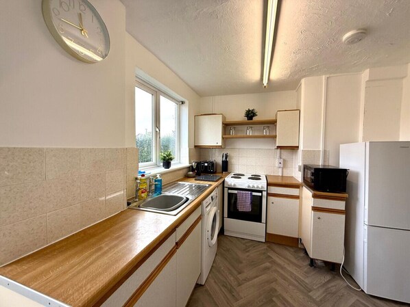 Fridge, microwave, oven, stovetop - Queens House Long Stay Parking Recently Refreshed (Swindon)