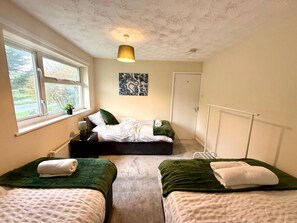 4 bedrooms, free WiFi, bed sheets - Queens House Long Stay Parking Recently Refreshed (Swindon)