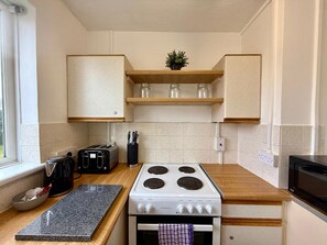 Fridge, microwave, oven, stovetop - Queens House Long Stay Parking Recently Refreshed (Swindon)