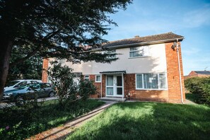 Exterior - Queens House Long Stay Parking Recently Refreshed (Swindon)