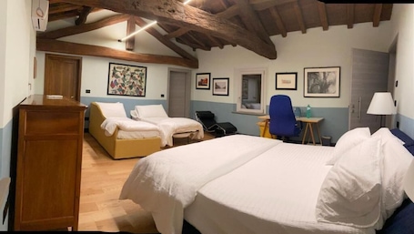 Quarto quádruplo luxo, vista para o jardim | Wi-Fi de cortesia. B e B Villa Livia