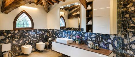Deluxe Quadruple Room, Garden View | Bathroom
