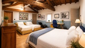A bedroom with two single beds, a desk, a chair, and a lamp. - B e B Villa Livia (Rolo)