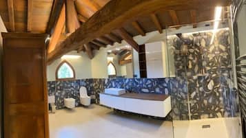 Deluxe Quadruple Room, Garden View | Bathroom