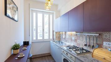 Apartamento | Cocina privada | Microondas, lavavajillas, máquina de café espresso y hervidor eléctrico