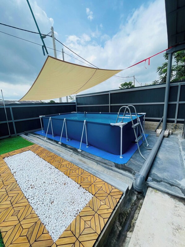 Outdoor pool - Spacious Family Homestay in Durian Tunggal With Private Pool (Malacca City)