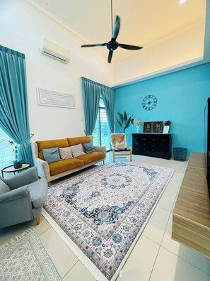 House, 4 Bedrooms, Private Pool | Living room