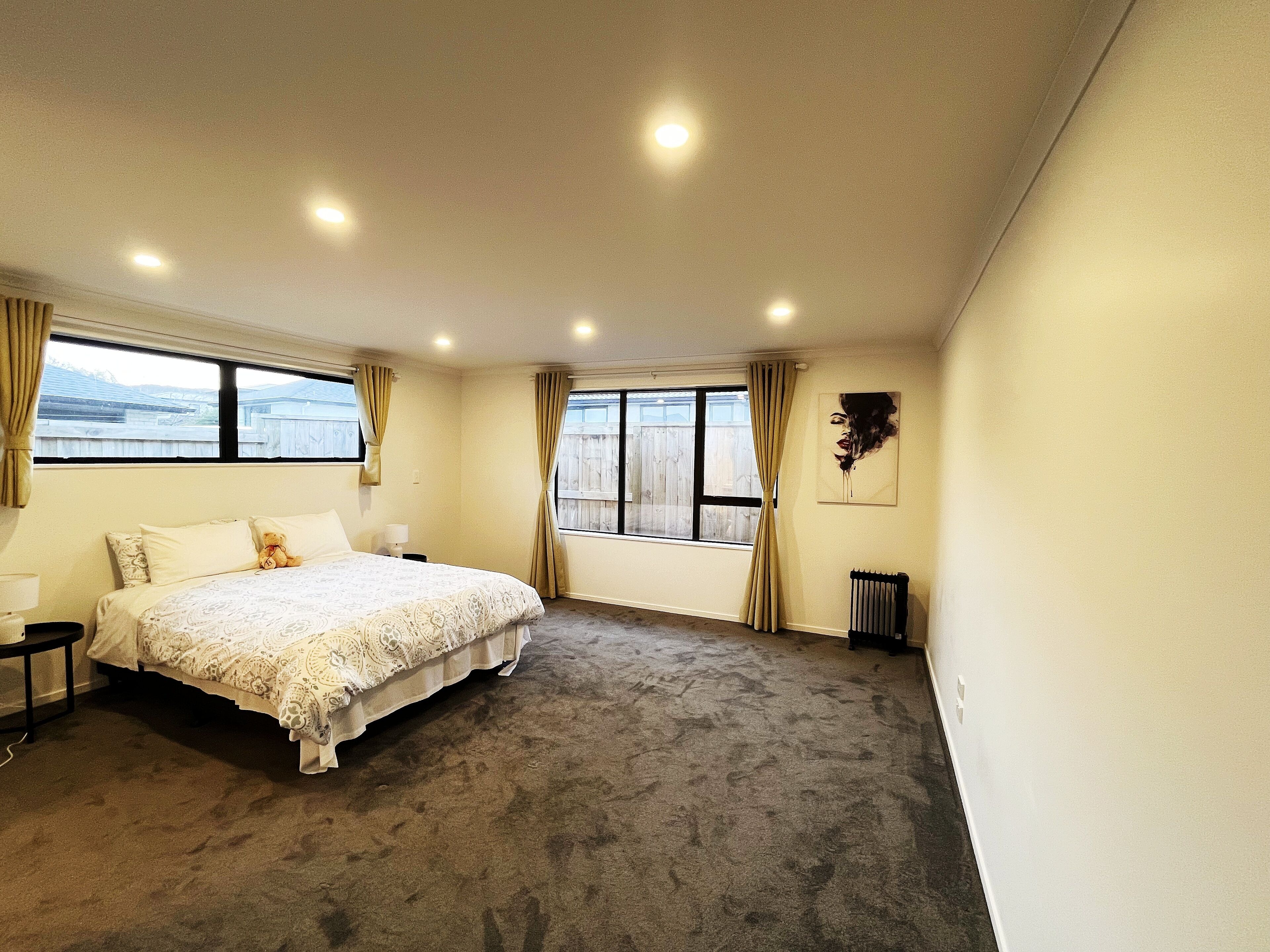 5 bedrooms, iron/ironing board, internet, bed sheets