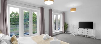 Spacious 6 Bedroom House in Denton Way