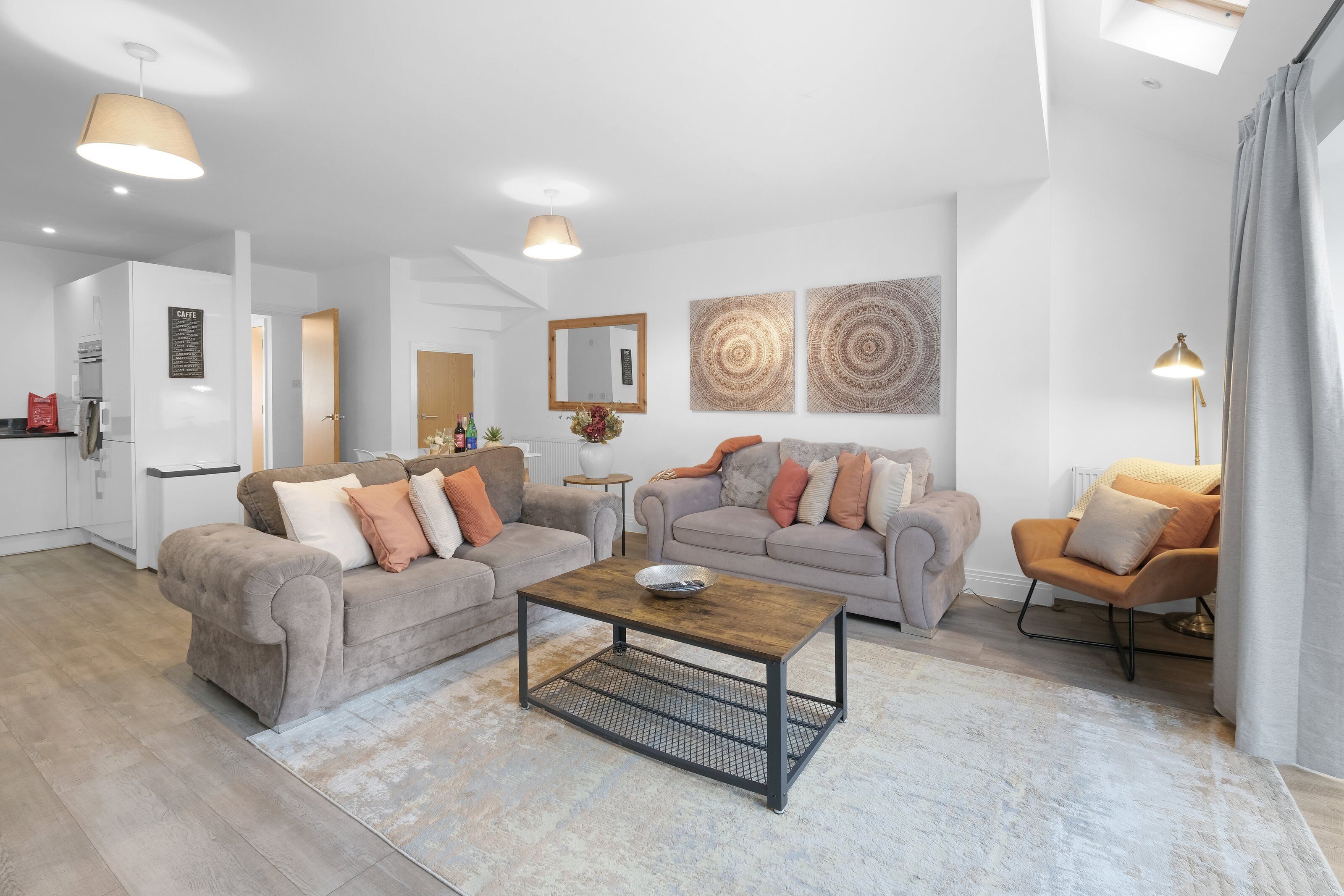 Familiehus, terrasse | Oppholdsområde | En 42-tommers smart-TV med Parabol-TV samt Netflix og strømmetjenester