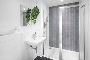 Family House, Patio | Bathroom - Spacious 6 Bedroom House in Denton Way (Slough)