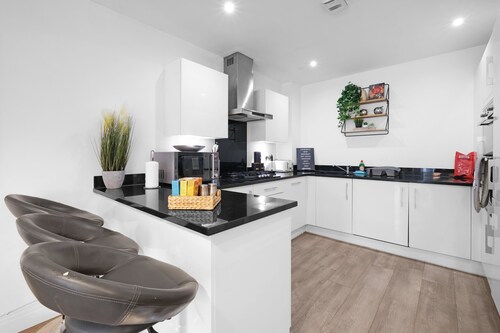 Spacious 6 Bedroom House in Denton Way