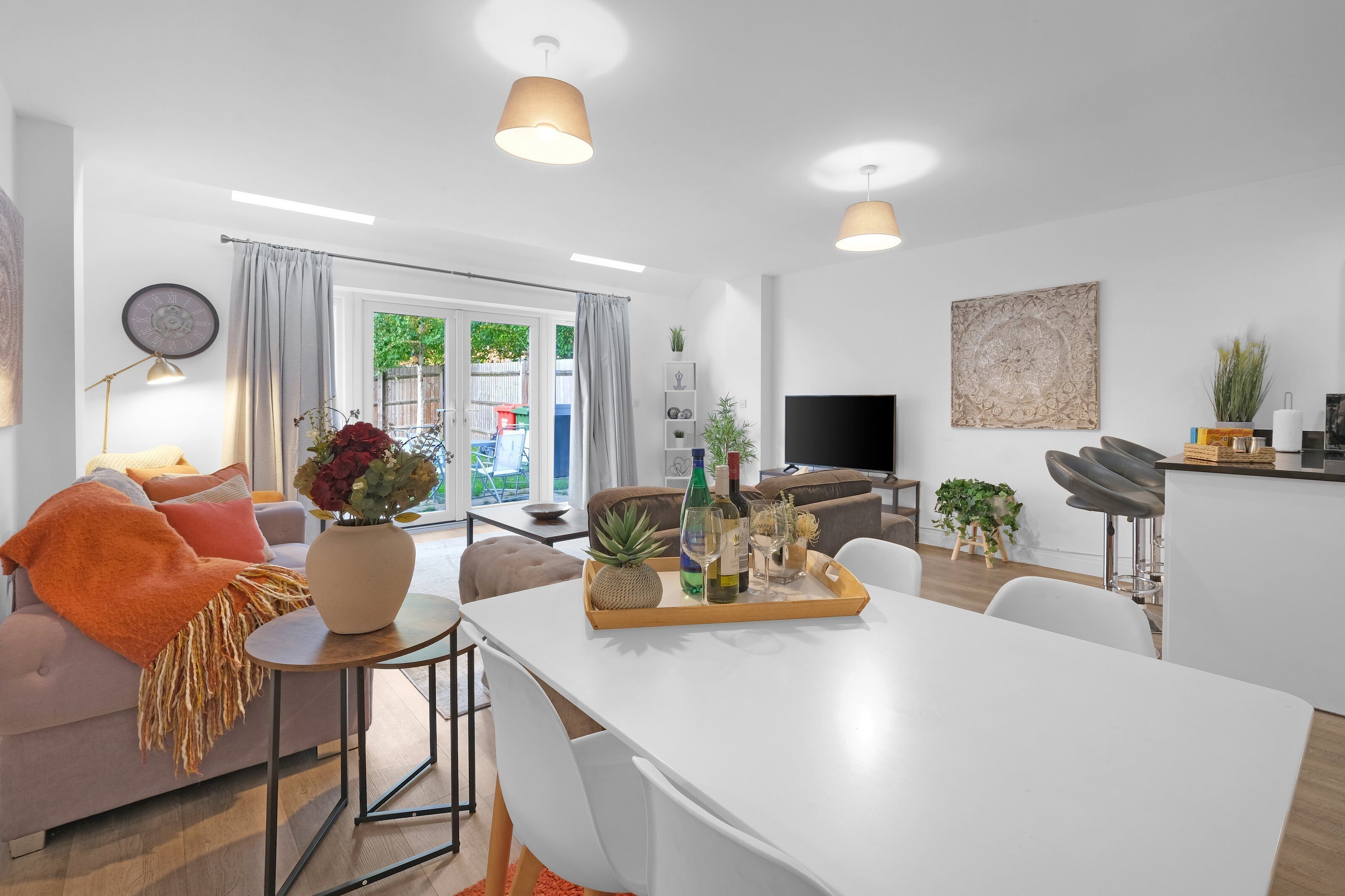 Familiehus, terrasse | Oppholdsområde | En 42-tommers smart-TV med Parabol-TV samt Netflix og strømmetjenester