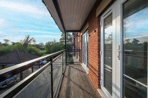Terrace/patio - Spacious 6 Bedroom House in Denton Way (Slough)