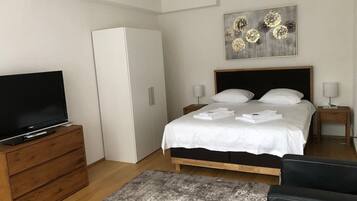 1 bedroom, desk, iron/ironing board, WiFi