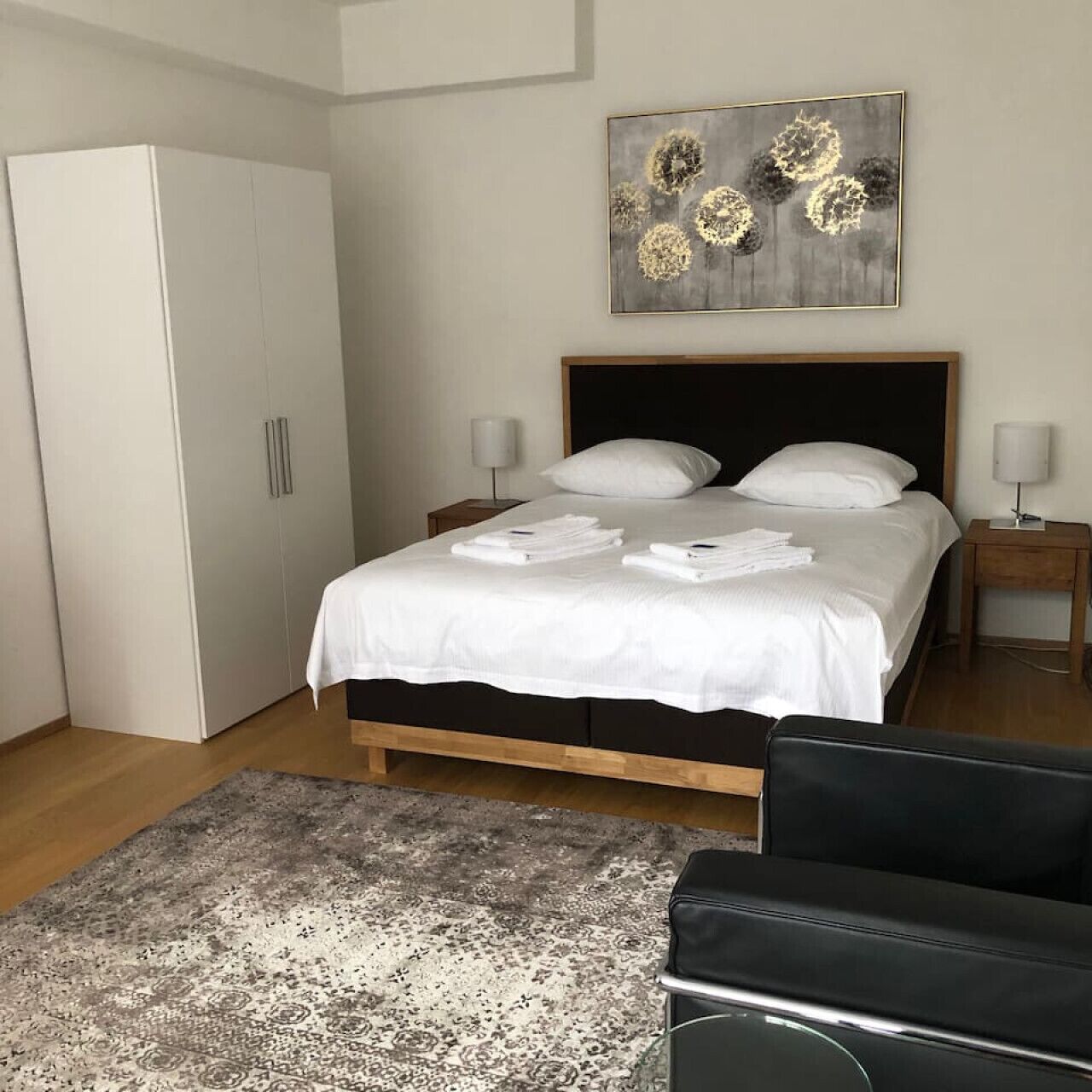 1 habitación, escritorio, tabla de planchar con plancha y wifi 