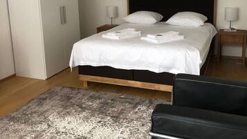 1 makuuhuone, työpöytä, silitysrauta/-lauta, Wi-Fi